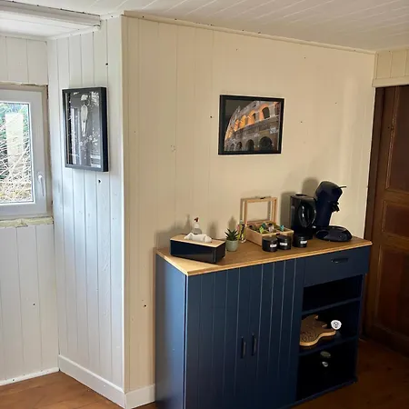 Apartman Aux 12 Instants, Imagine Ledergues