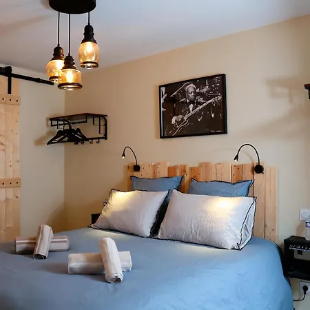 Apartman Aux 12 Instants, Imagine Ledergues